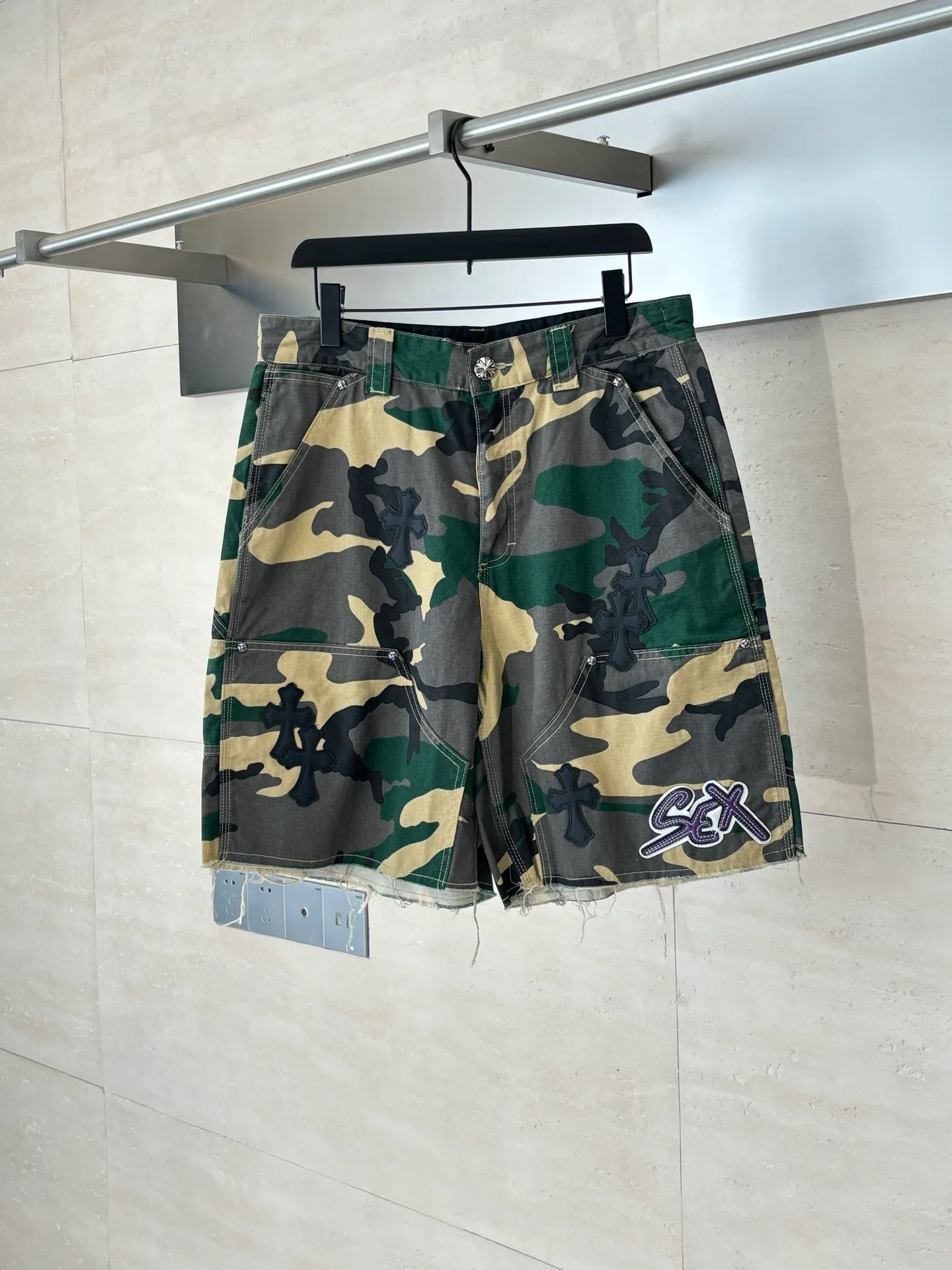 P500 Chrome Heart*/Chrome Heart CH leather camouflage shorts were purchased and developed from a Los Angeles agent for US$2,980. This style is made of custom-made military canvas fabric, restored 1:1 according to the original model, and printed with camouflage patterns. The customization period for the hem sex pattern stamp is 20 days, the minimum order is 1800 pieces, and the color plate is matched. The hardware buckles are all made of electroplated 925 silver material, the weight is perfectly restored, and they are aged and oxidized to black.  Size：S/M/L/XL